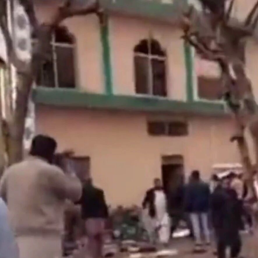 巴基斯坦清真寺爆炸事件已致32人死亡，“伊斯兰国”宣称负责